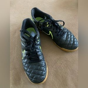 Nike Tiempo indoor soccer cleats men/kids cleats